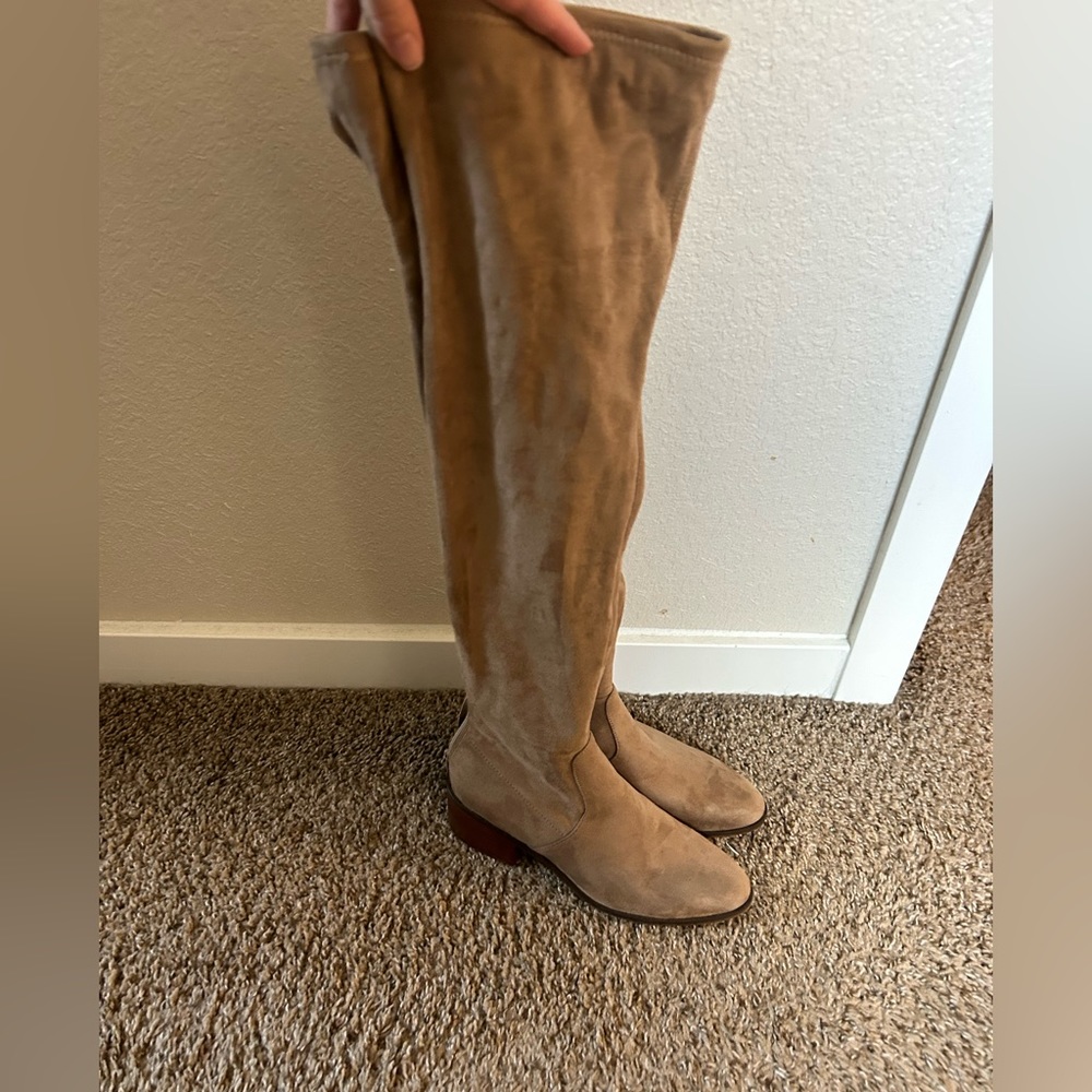 Steve Madden Georgette boots in taupe. Brand new, never worn.